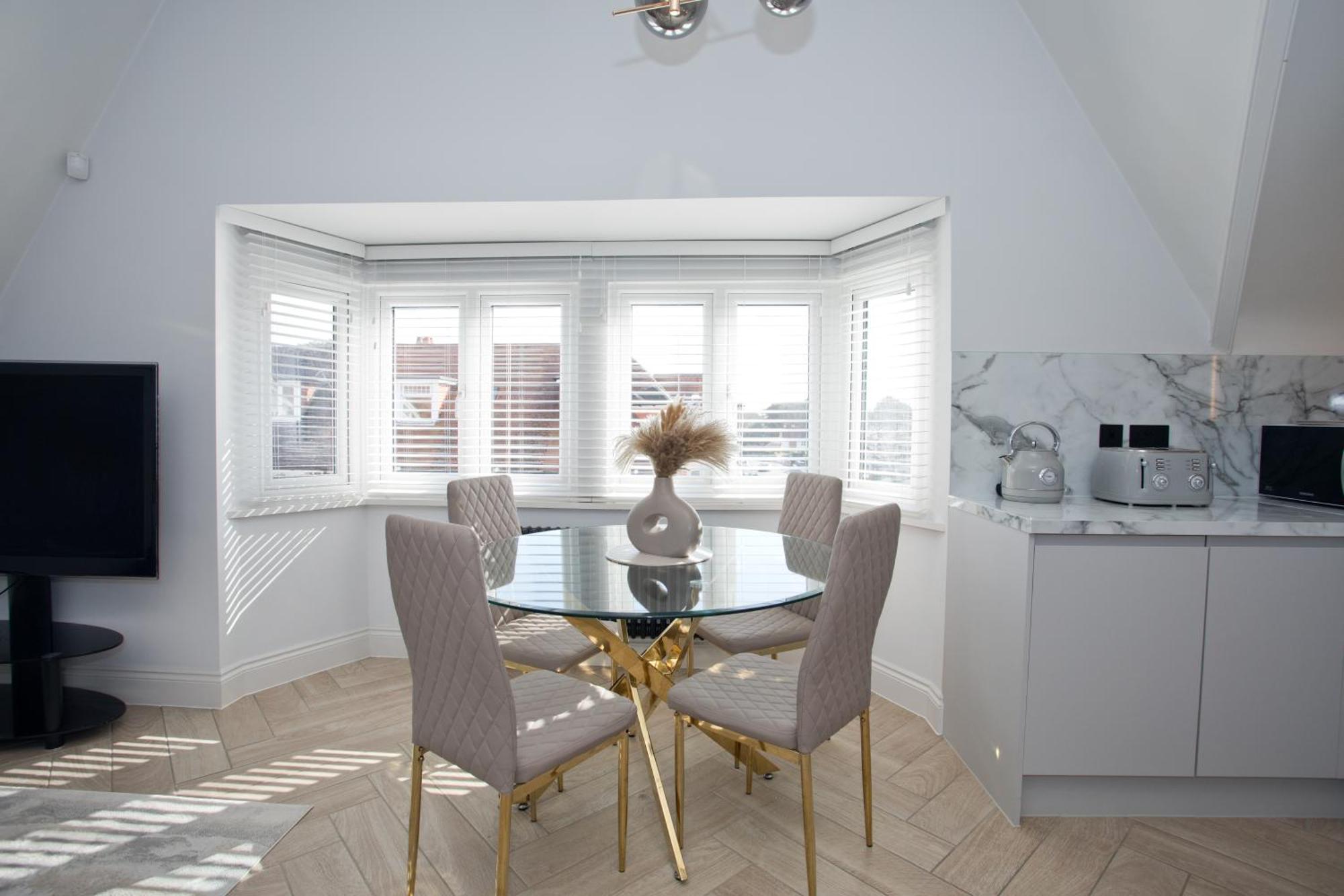Ultra Stylish Apt Set In An Affluent Location بول المظهر الخارجي الصورة