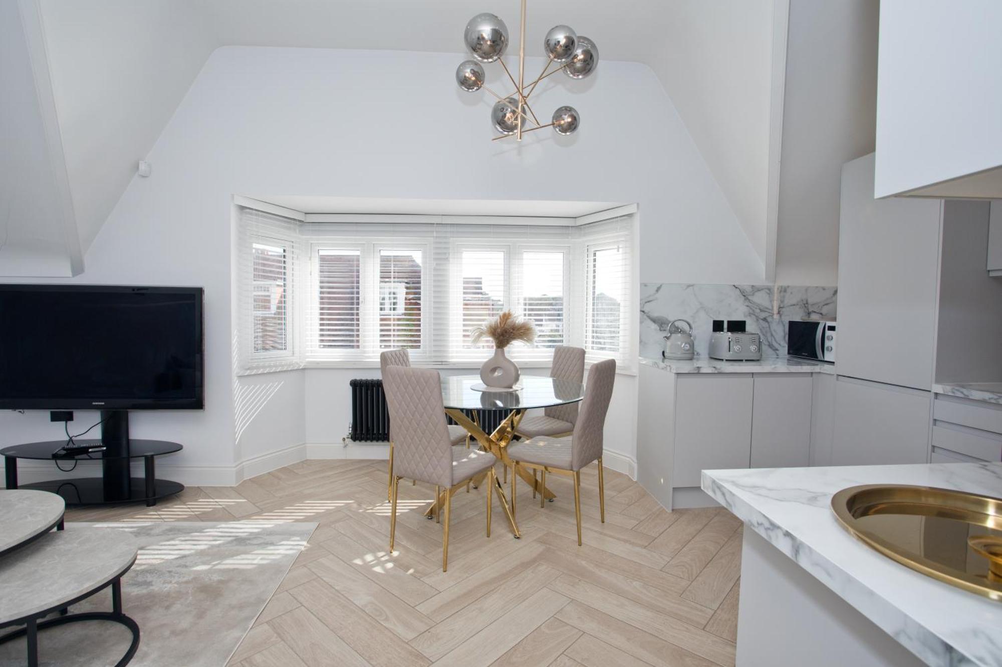 Ultra Stylish Apt Set In An Affluent Location بول المظهر الخارجي الصورة