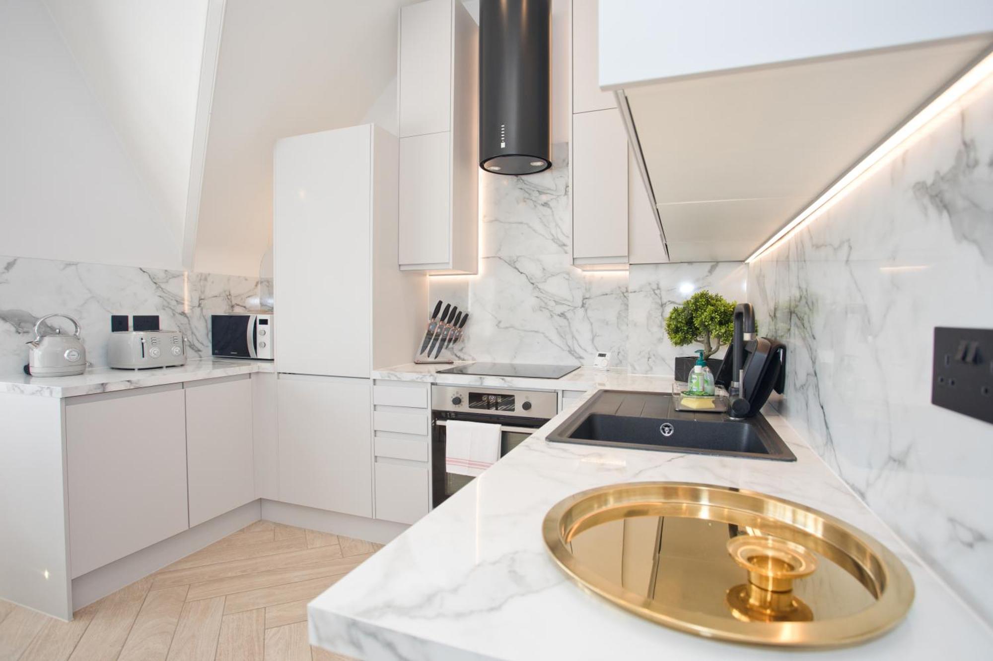 Ultra Stylish Apt Set In An Affluent Location بول المظهر الخارجي الصورة