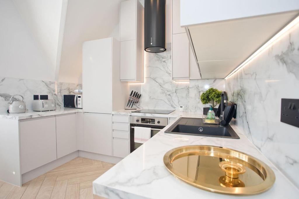 Ultra Stylish Apt Set In An Affluent Location بول المظهر الخارجي الصورة